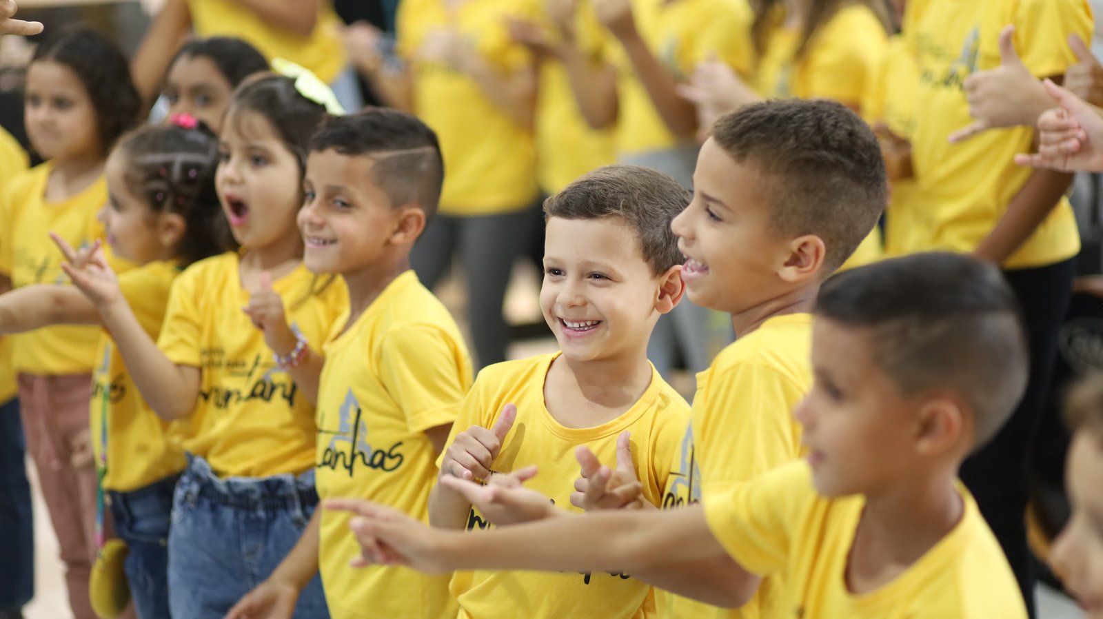 Crianças do Coral Infantil cantando e gesticulando