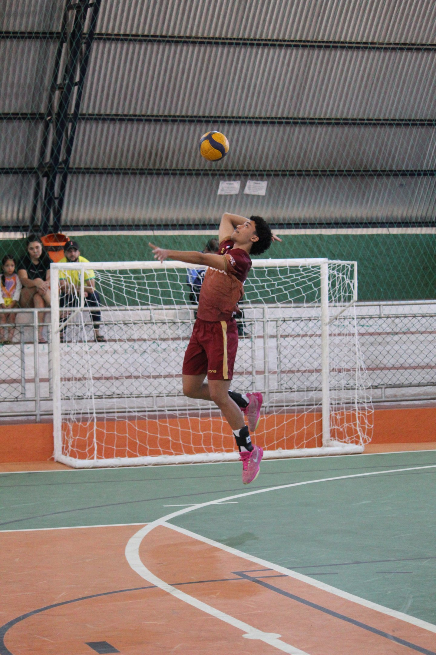 Atleta de voleibol saltando para o saque no Centro de Treinamento das Montanhas