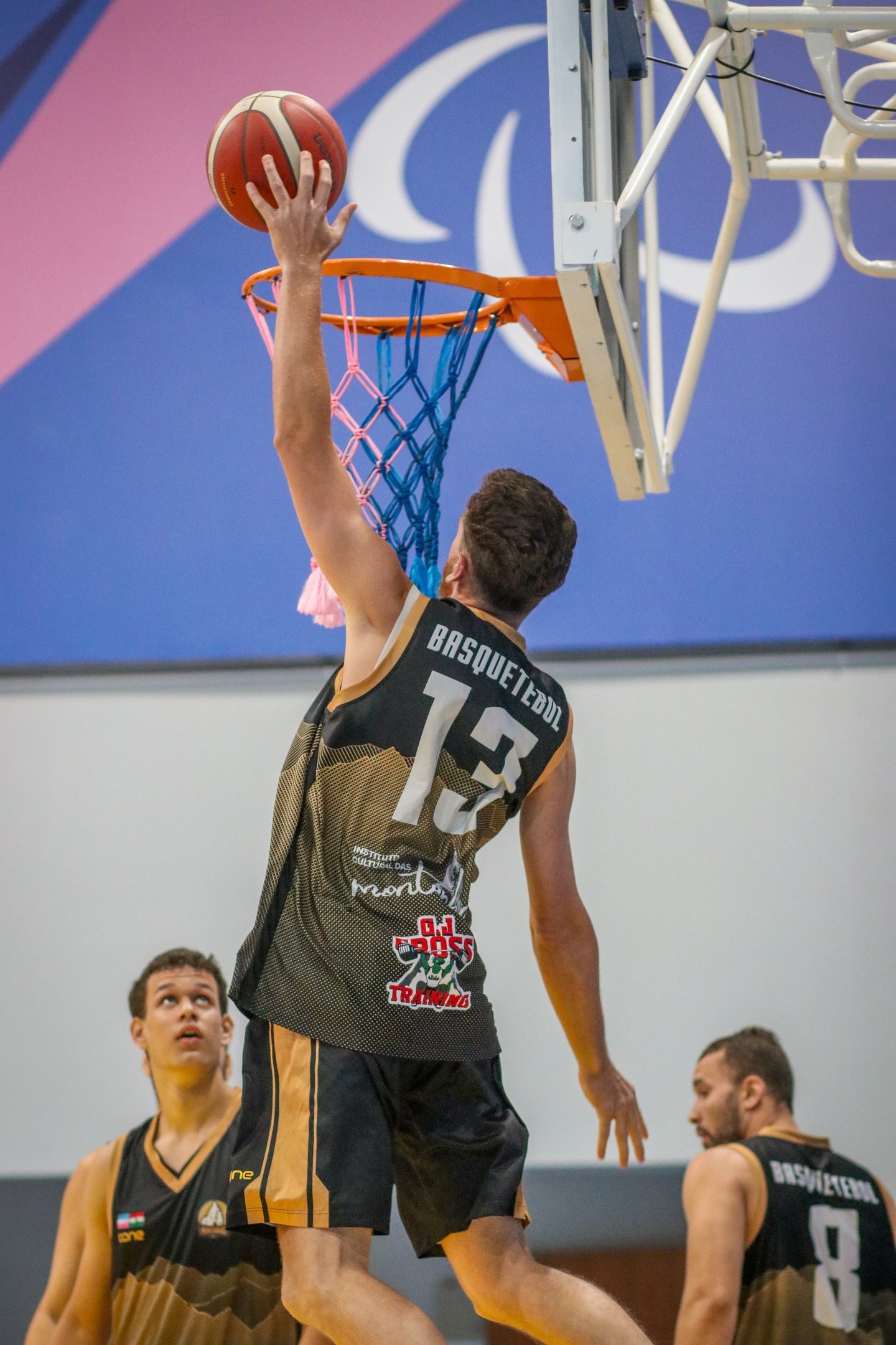 Jogador de basquete enterrando a bola