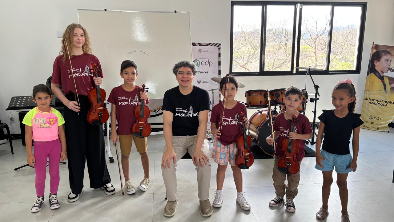 Aula de instrumento musical do Instituto Cultural das Montanhas
