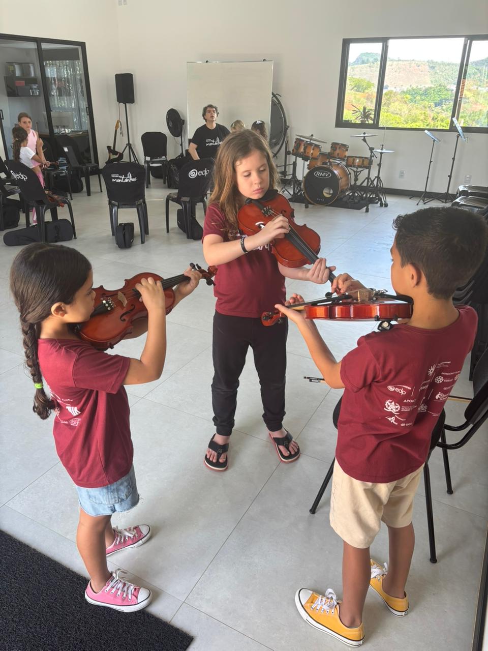 Crianças em aula de iniciação musical do projeto Sons e Sonhos