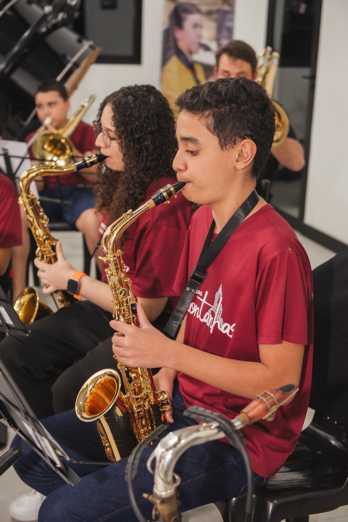 Jovens tocando saxofone em ensaio